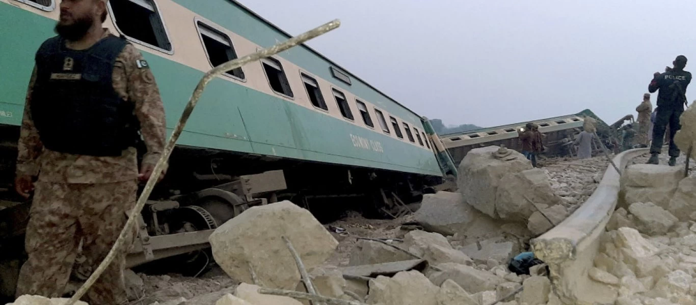 Πακιστάν: Τουλάχιστον 30 νεκροί σε σύγκρουση τρένων (βίντεο)